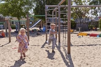 Investeringer i dagtilbud giver store samfundsmæssige gevinster. Derfor er det et skridt i den rigtige retning, at regeringens børnepakke lægger op til bedre uddannelse af pædagoger.