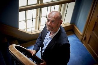Besparelse på professionsuddannelser kan ende med at blive en samfundsmæssig dyr besparelse, da kompetente og stærke professioner er en forudsætning for vækst, sammenhæng og velfærd. Stefan Hermann, formand Danske Professionshøjskoler.
