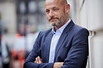 I stedet for at oprette en alternativ læreruddannelse på universiteterne, bør man styrke den nuværende uddannelse, mener Stefan Hermann.